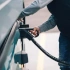 Rozd�l v n�kladech mezi spalovac�mi auty a elektromobily roste. Cena dob�jen� z�st�v� stabiln�